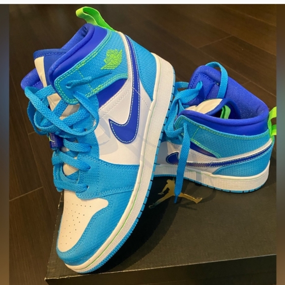 - GS Air Jordan 1 Mid SE - Picture 5 of 6